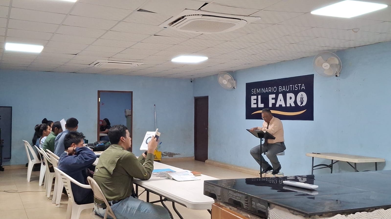 Pastor Eriberto Morales impartiendo clases en el seminario