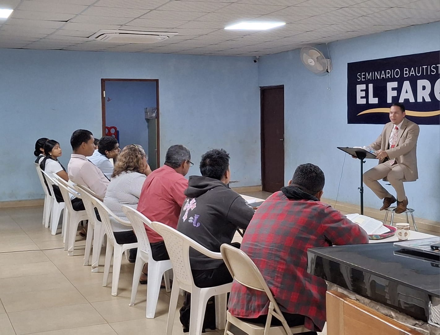 Profesor Carlos Rodriguez impartiendo clases en el seminario