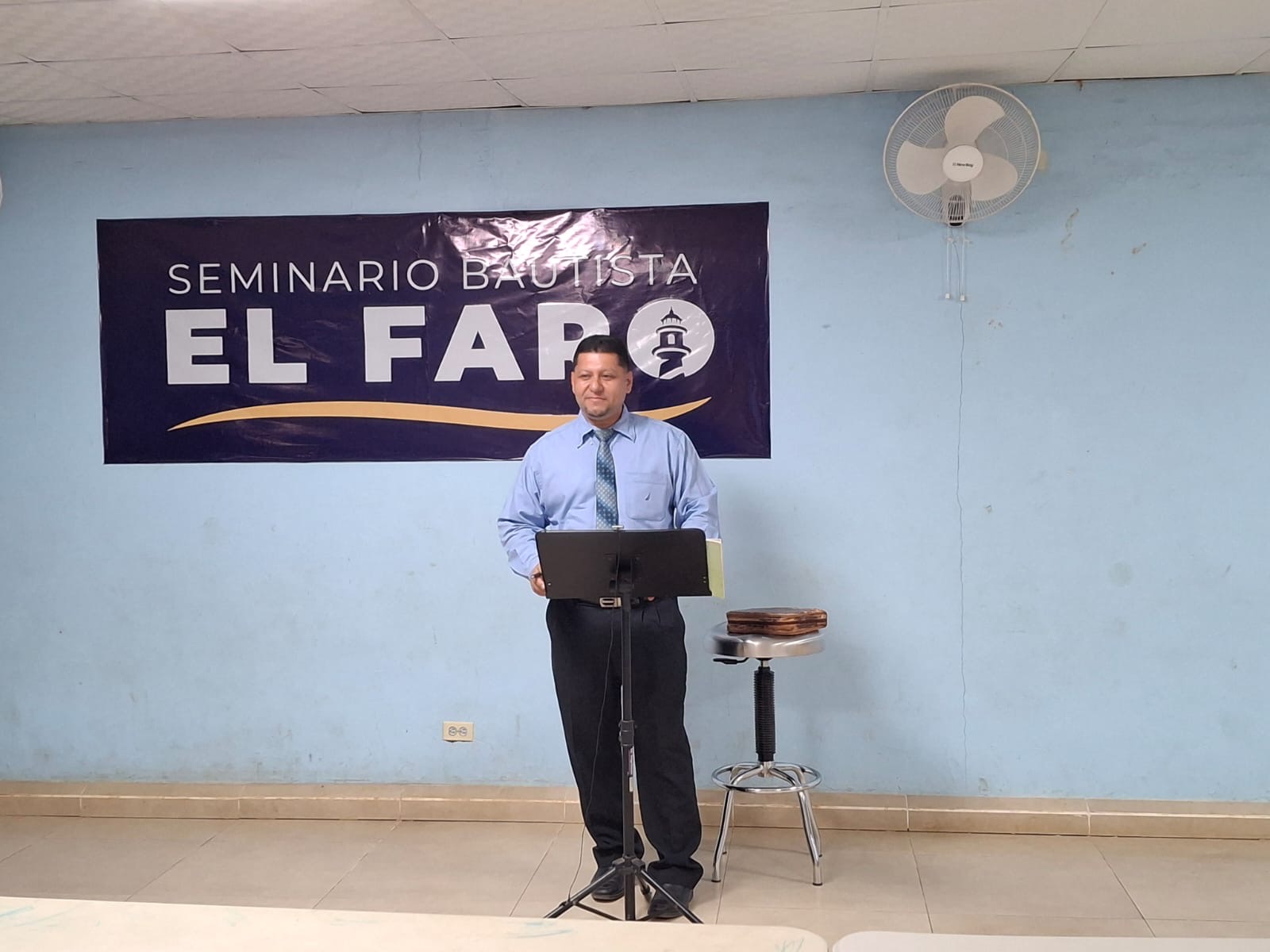 Profesor Rolando Aviles impartiendo clases en el seminario